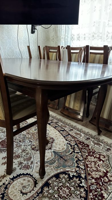 Сервант и стол со стульями