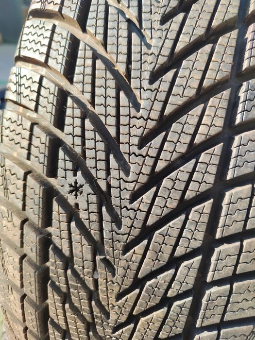 4 бр зимни 215/60/16 Goodyear Дот 25г