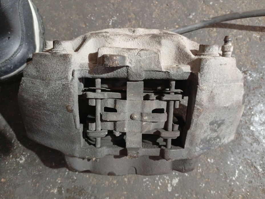 Суппорта с тормозными дисками на Мерседес Е420-430,140