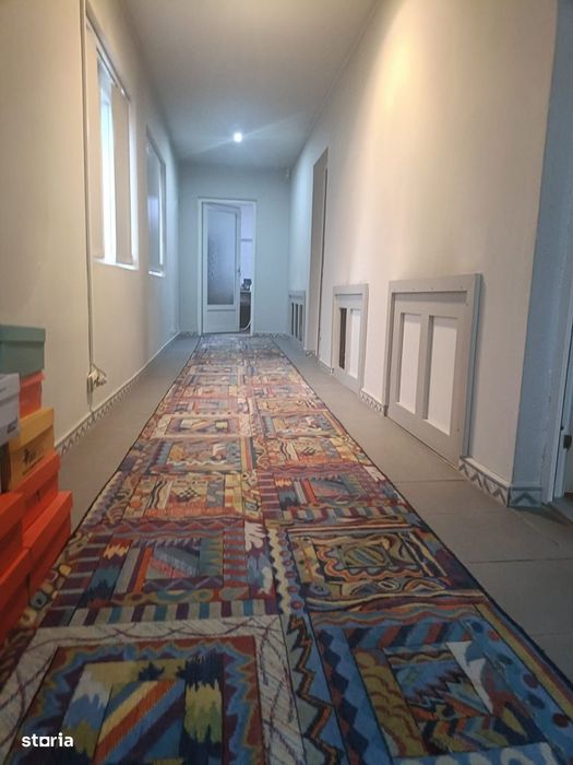 Casă de vânzare cu garaj și 3 camere în Craiova