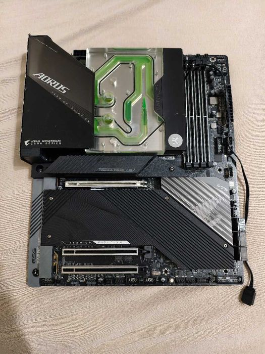 Продавам дънна платка с процесор  Z690 Aourus Master / intel 12700K