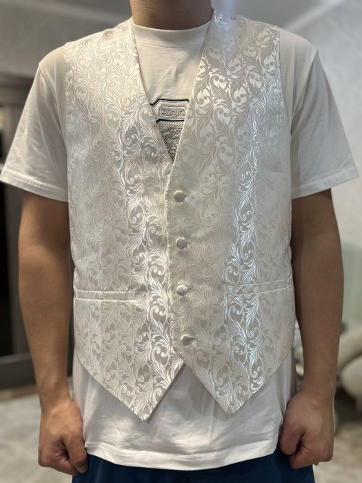 Продаю костюм с жилеткой