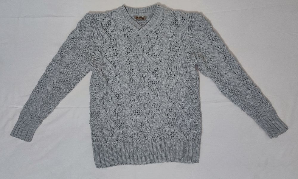 Вязанный свитер белоснежного цвета