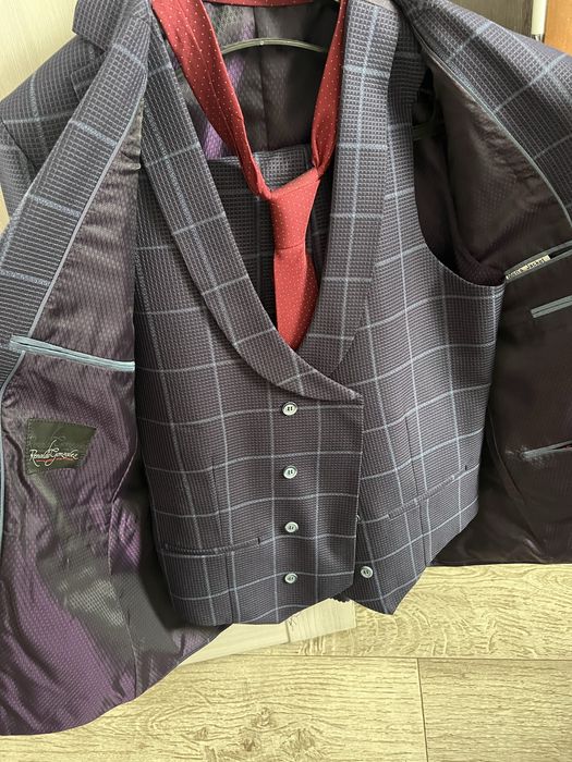 Продам костюм тройка