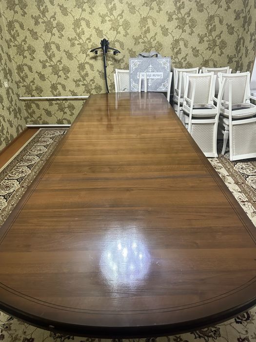 Стол стулья для гостей