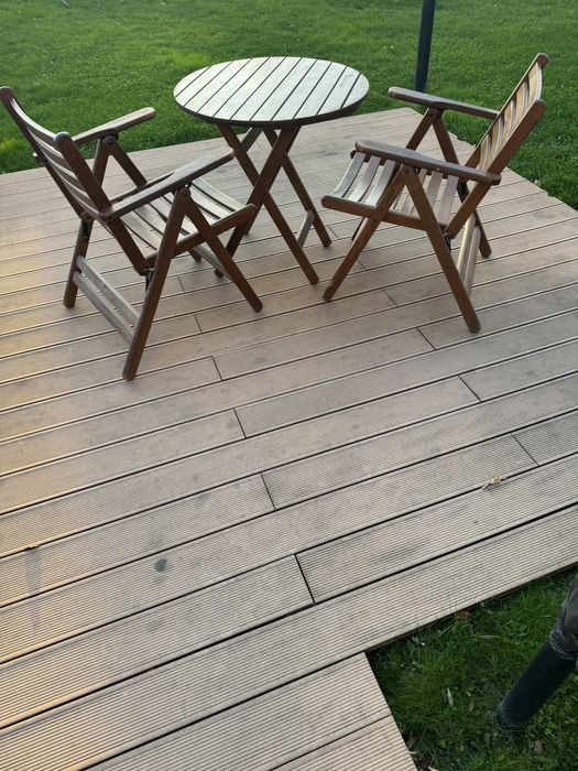 Дървени маси и столове