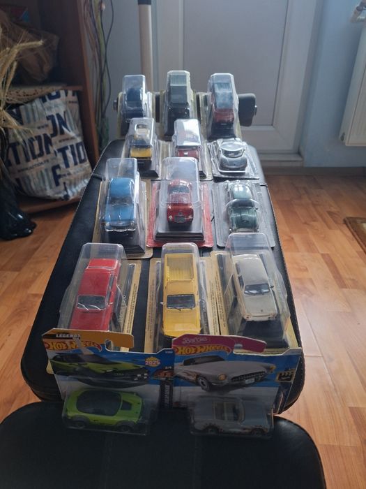 Vând lot de machete auto.