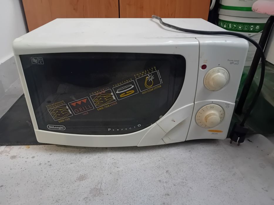 Микровълнова фурна с грил Delonghi
