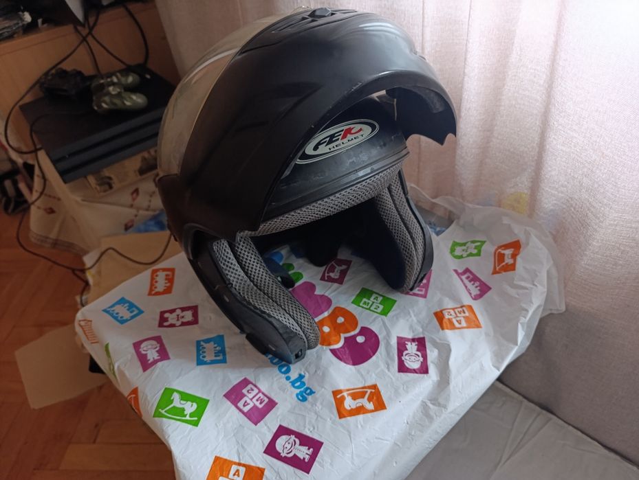 Продавам две модулни (отваряеми) каски