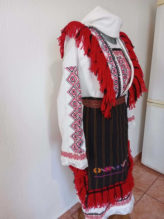 2 броя македонски носии