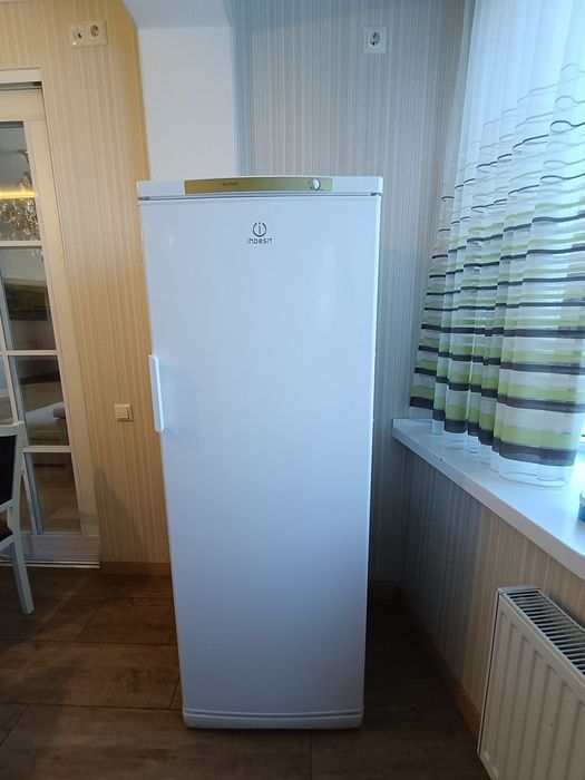 Морозилка indesit .