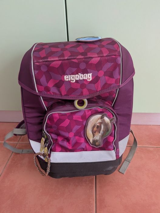 Ghiozdan nemțesc Ergobag – model ergonomic reglabil, nuanțe de roz/mov