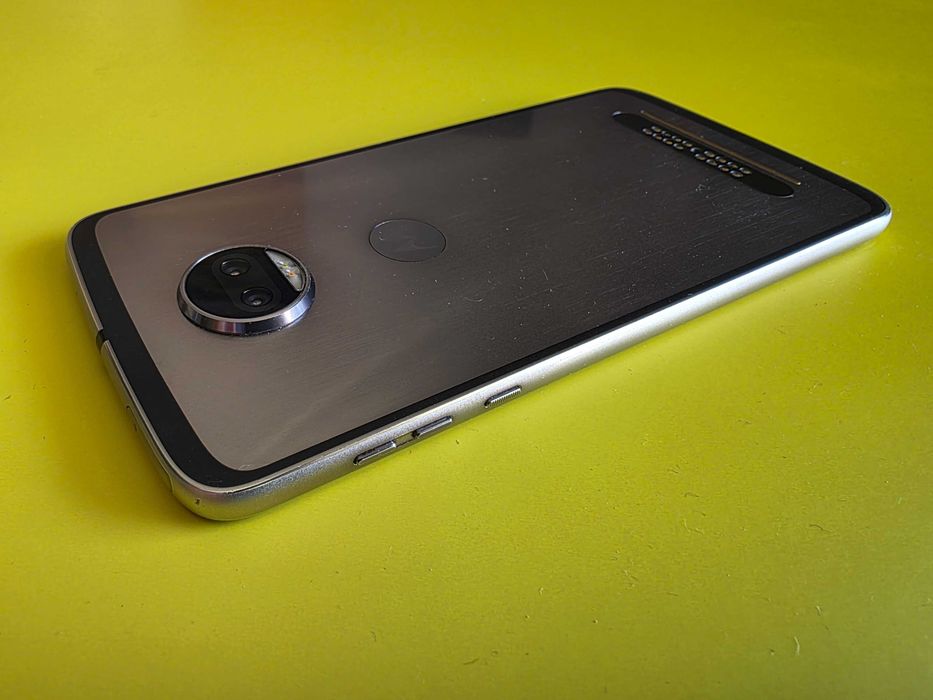 Moto Z2 Force, компактен смартфон c 5.5" екран кой не се чупи , тънък 6 мм, метална задна част