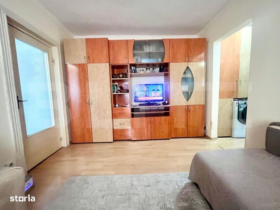 Apartament 2 camere, semidecomandat, mobilat, cu loc de parcare zona -
