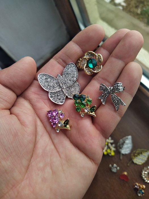 Броши с камешками украшения