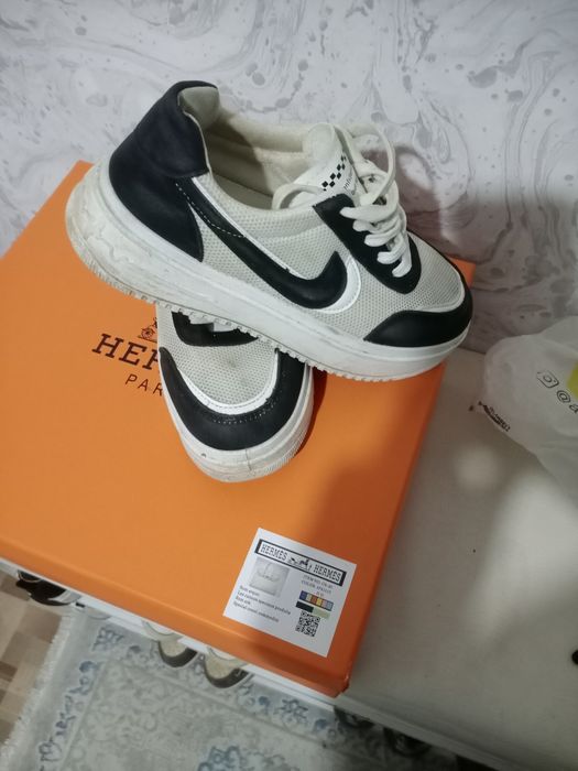 Кроссовки женские