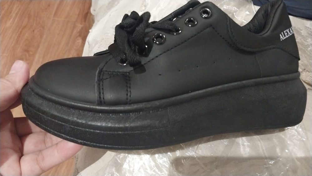 Срочно продам новый кроссовки