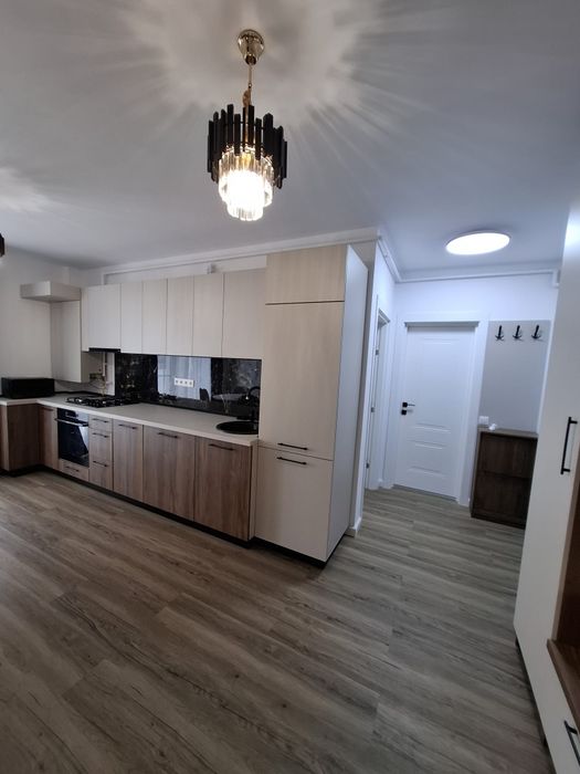 Închiriez apartament nou cu 2 camere cu loc de parcare.