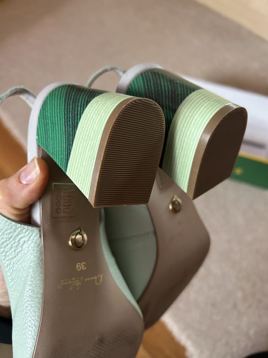 Дамски кожени сандали