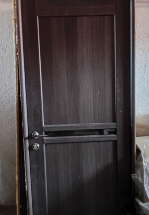 Продаётся деревянная дверь