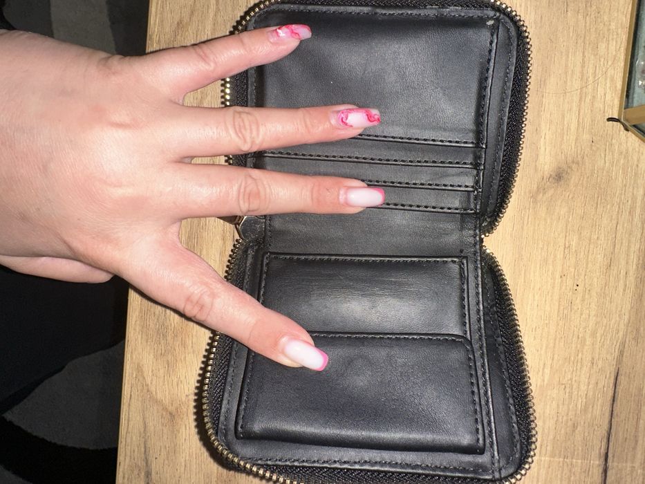 Оригинално портмоне на Guess
