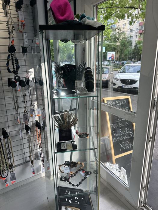 Vitrină din sticlă cu iluminare LED pentru magazin sau acasa.162 cm/42/36,se ridica personal din Ploiesti.Va rog cititi cu atentie descrierea!!!