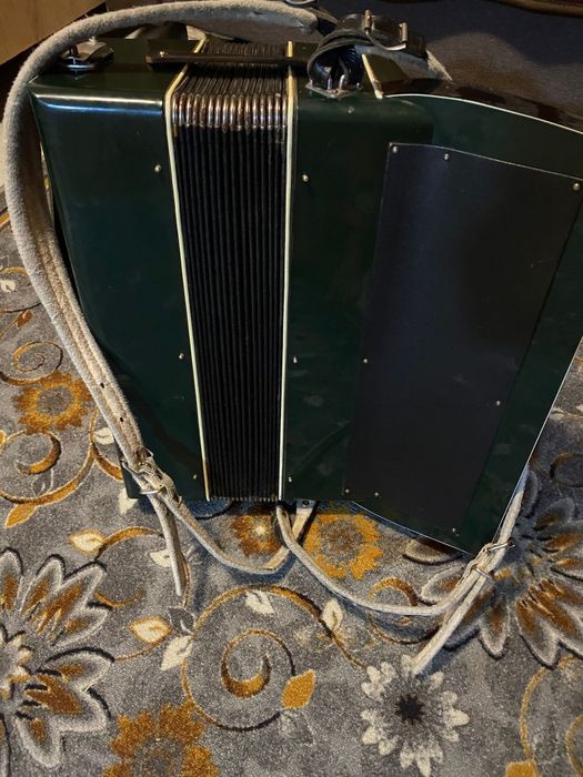 Vând acordeon foarte bun