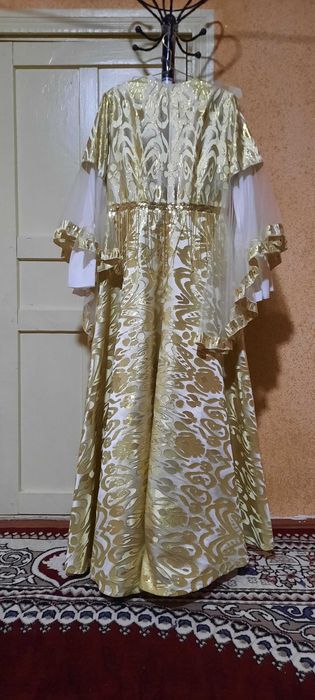 Ansanbil kelinlar libosi.kamplek sari,tillaqosh,sirga taqinchogi bor