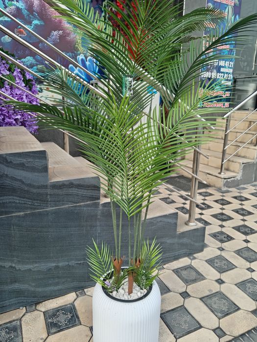 Искусственные цветы и деревья.