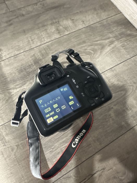 Продавам Canon eos 4000d