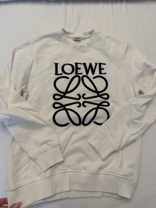 Бял пуловер на  Loewe