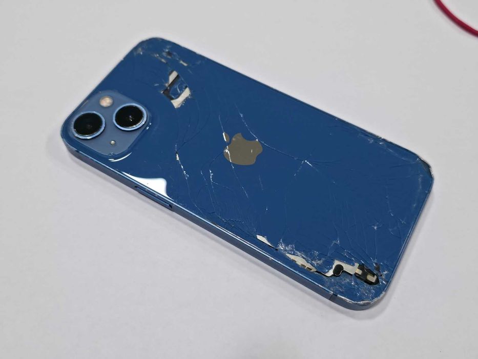 Apple iPhone 13 128GB лошо външно състояние