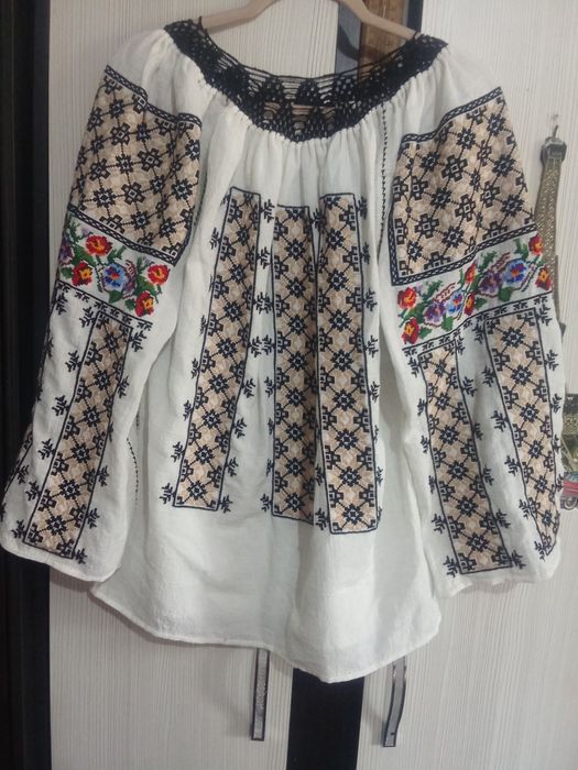 Ie tradițională cusuta manual  pe panza topita