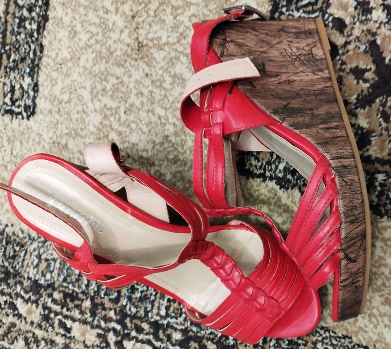 Сандали бежови 40 номер.