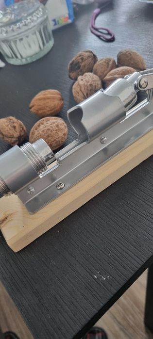 Орехотрошачка бадеми и лешници