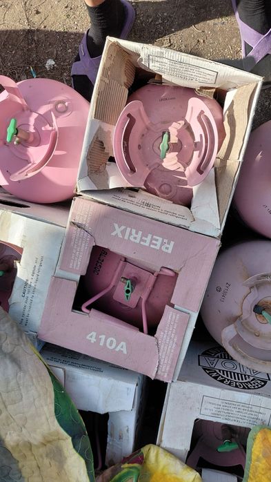 Продам баллоны от фриона цена за штуку 1000 тг в наличии 9 штук