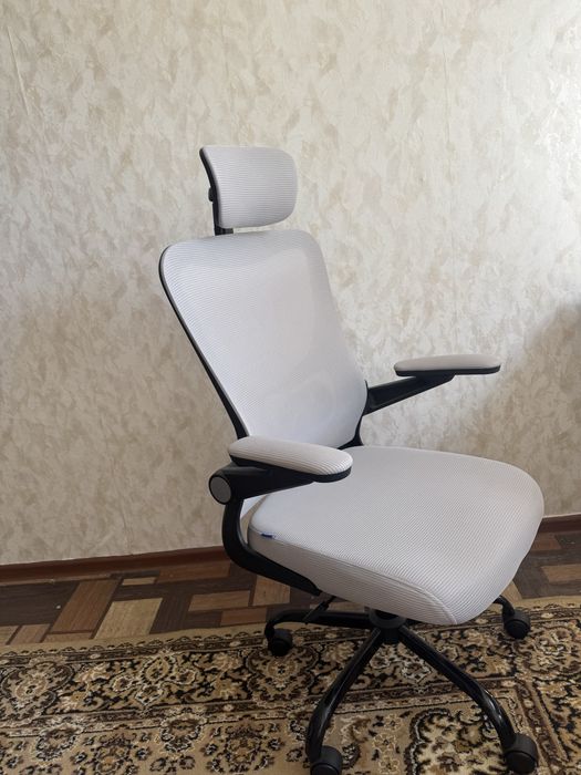Стол и стул и компютер
