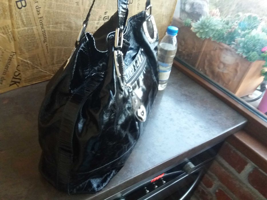 дамска черна чанта,лачена,голяма-естествена кожа