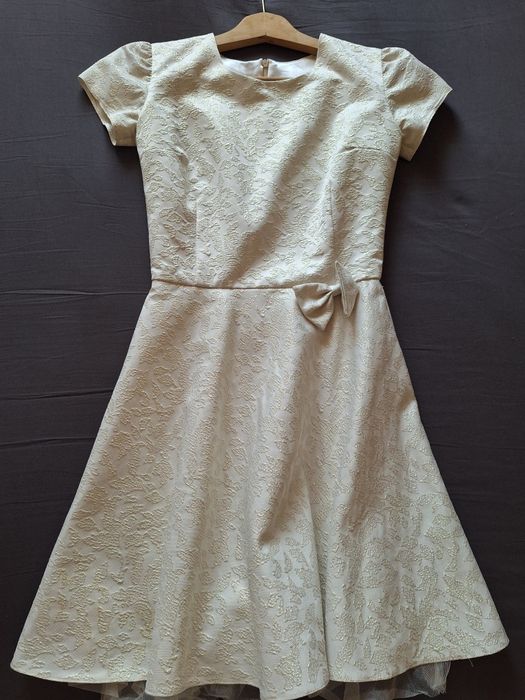 Продавам 2 официални рокли .Дамската е размер S,а детската за 1,2 год.