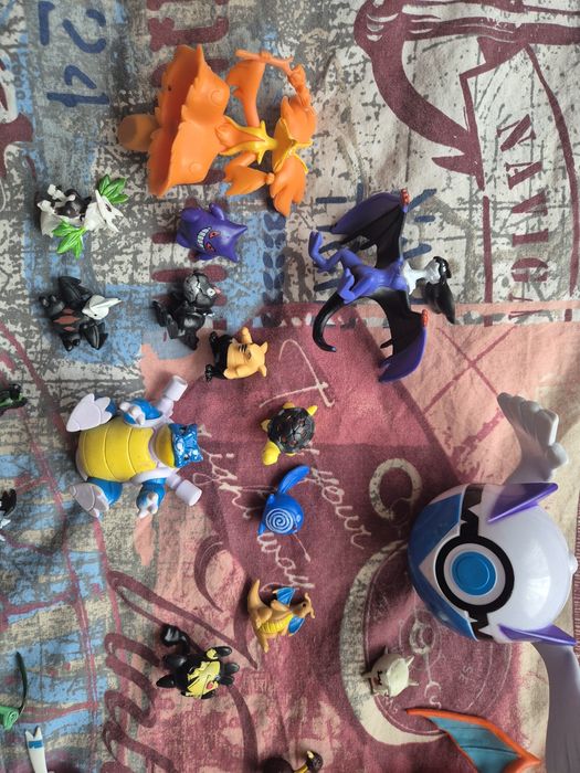 Покемон играчки и карти