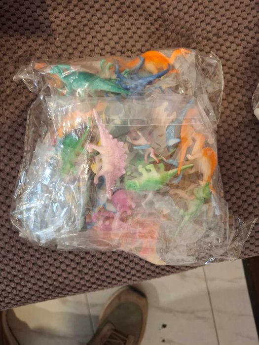 Малки динозавърчета за игра, направени от гъвката пластмаса