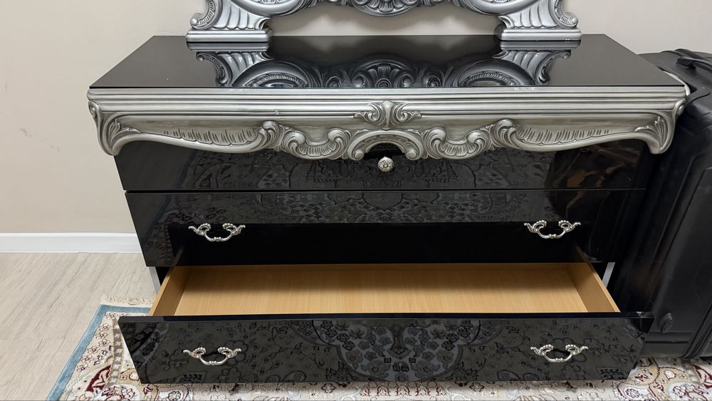 Комод с зеркалой, шкаф