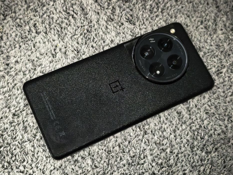 OnePlus 12 telefon gaming si poze snapdragon 8 gen 3