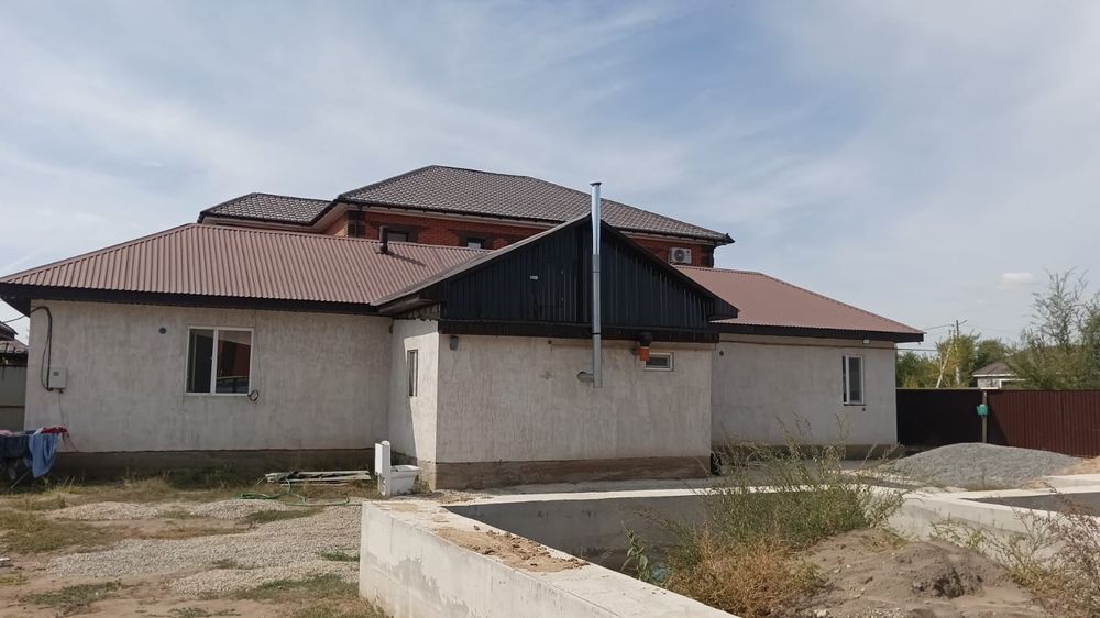 Частный дом на кирпичном