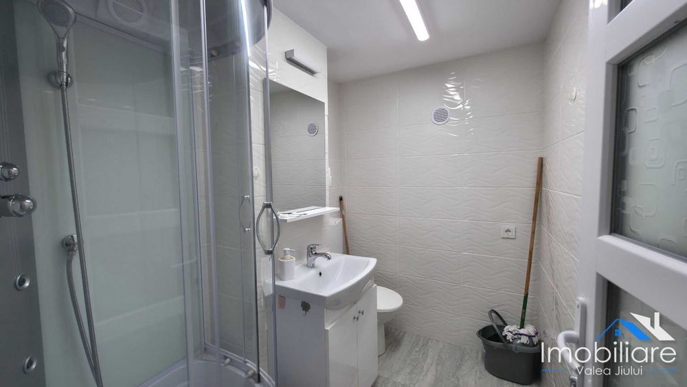 Apartament 3 camere transformat in 2 unitati locative - Lupeni | Str. Crinilor | Regim hotelier activ