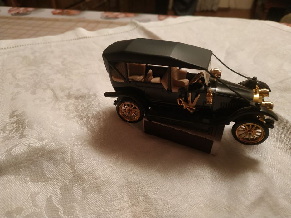 Продаю.игрушечную машинку.черного.цвета