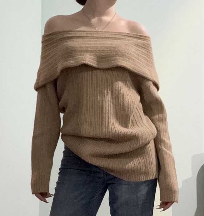 светло-коричневый свитер