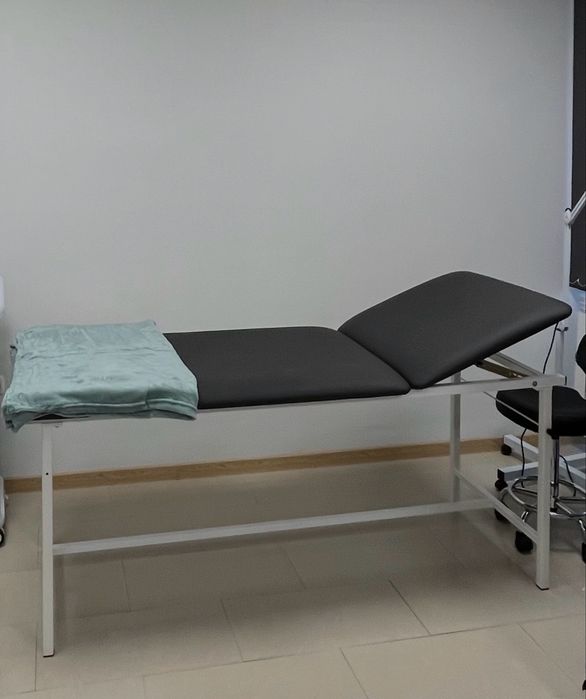 Кушетката е като нова, без следи от употреба, цена- 100 евро