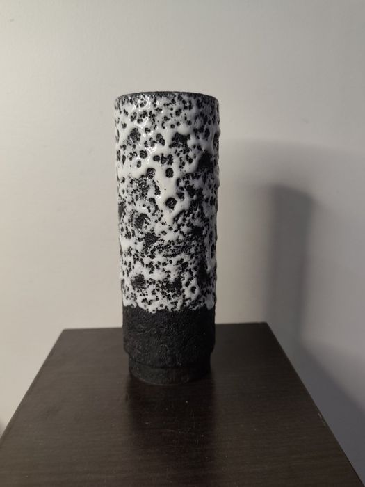 Изключително красива ваза от плътна керамика с лава ефект на глазурата