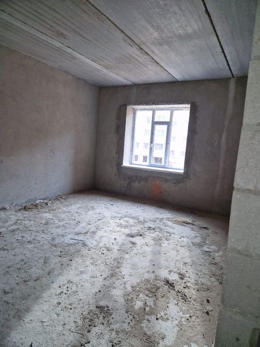 Черновой 5 бөлмелі кең пәтер сатылады.